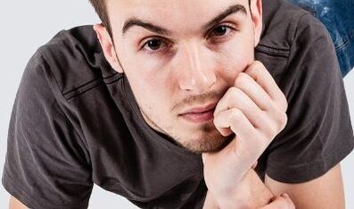 Мужчина хочет увеличить свой пенис естественным путем.